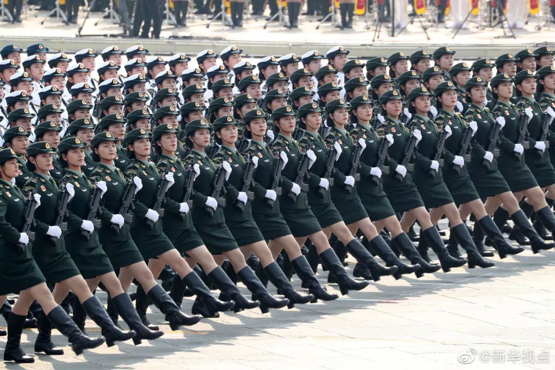 國慶閱兵女兵方隊(duì)視頻，展現(xiàn)新時(shí)代巾幗英雄風(fēng)采，國慶閱兵女兵方隊(duì)視頻，展現(xiàn)新時(shí)代巾幗英雄風(fēng)采閃耀閱兵場(chǎng)
