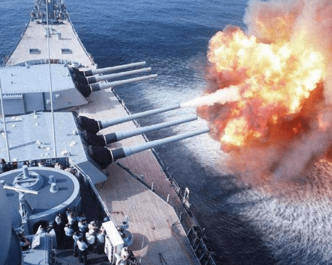 為什么岸炮打不過艦炮，深度解析背后的原因，岸炮與艦炮的較量，解析背后的原因與差異