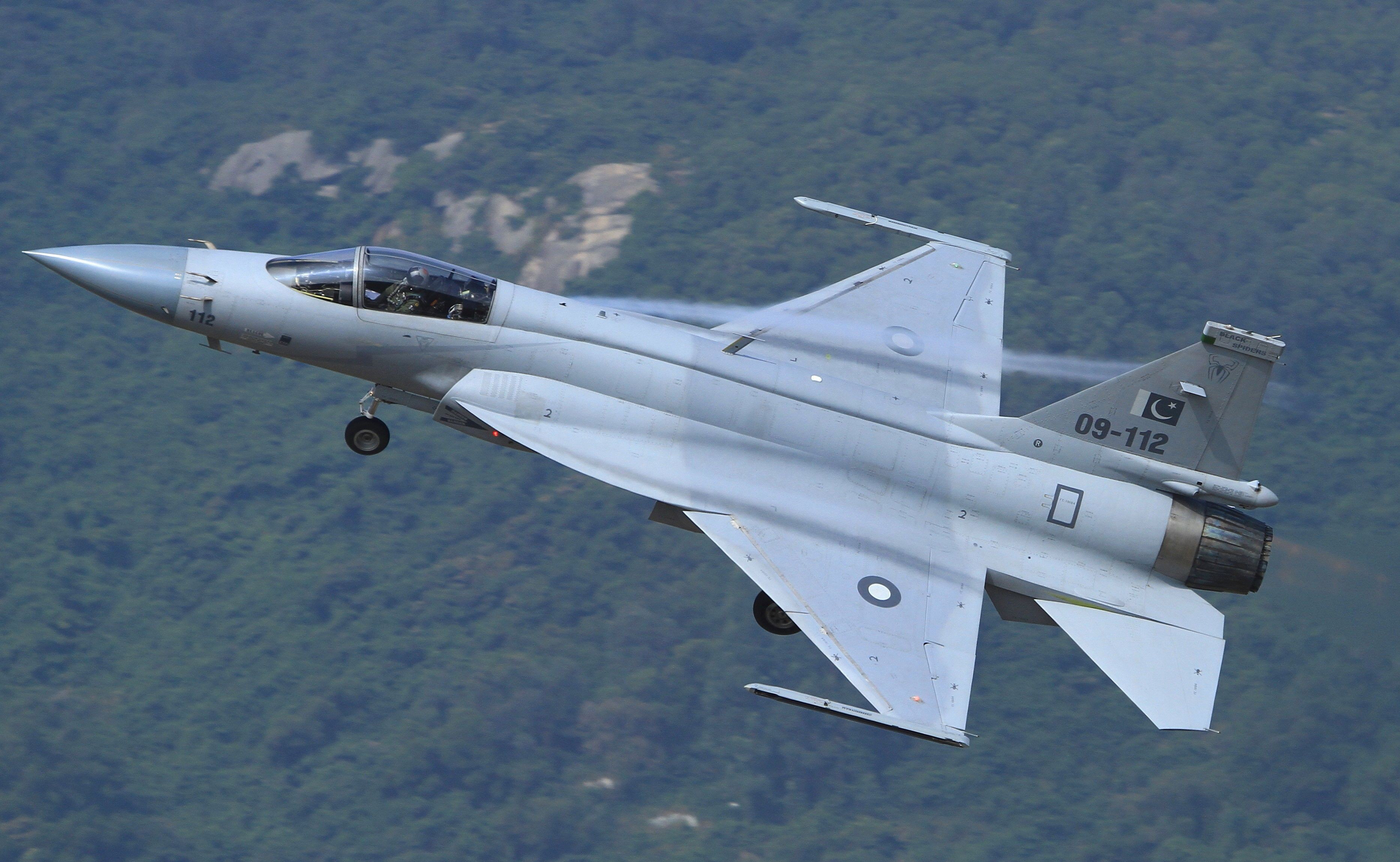 梟龍戰(zhàn)斗機(jī)圖片，展現(xiàn)中國(guó)空軍力量的驕傲，梟龍戰(zhàn)斗機(jī)風(fēng)采，中國(guó)空軍力量的驕傲圖片展示