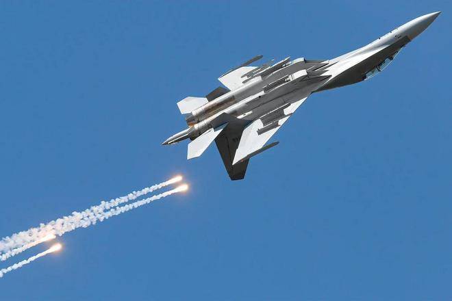 殲-16與F-16，空中對(duì)決的能力對(duì)比，殲-16與F-16空中對(duì)決能力對(duì)比解析