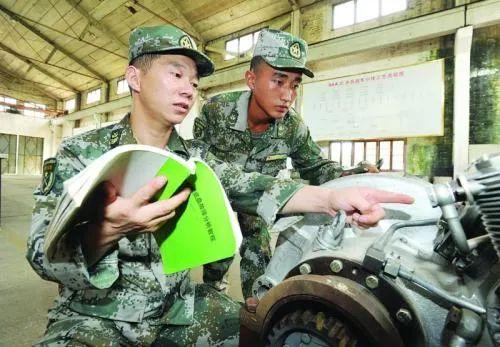 揭秘一級軍士長，榮譽(yù)與職責(zé)的象征，揭秘一級軍士長，榮譽(yù)與職責(zé)的象征之巔