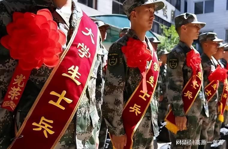 關(guān)于在校大學生是否應(yīng)該去當兵的一些思考，在校大學生是否應(yīng)該選擇入伍，深度思考探討