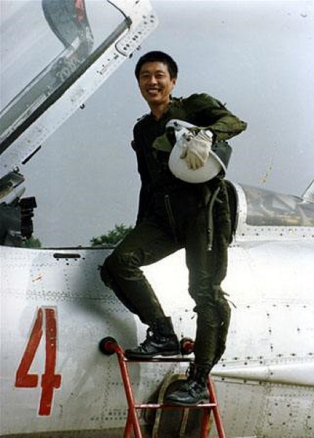 飛豹試飛員上半身被磨平圖片