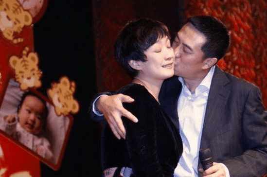 揭秘張嘉譯現(xiàn)任妻子身份，她是誰(shuí)？，張嘉譯現(xiàn)任妻子身份揭秘，她究竟是誰(shuí)？