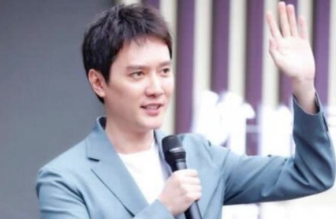 馮紹峰是哪里人？深度解析馮紹峰的背景與故事，馮紹峰背景揭秘，深度解析其籍貫與故事