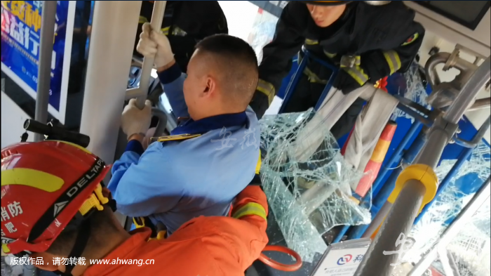 公交車上遭遇意外碰撞，水消防知識助你應對危機，公交車意外碰撞應對指南，水消防知識助你化危為安